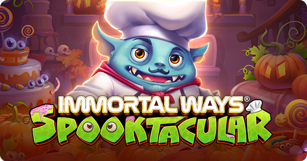 Logotipo do jogo 'Immortal Ways Spooktacular' da RubyPlay, destacando um personagem divertido com pele azul-esverdeada, orelhas pontudas, dentes salientes e bigode fino, vestindo um chapéu de chef e jaleco branco com gravata borboleta vermelha. A palavra 'Immortal Ways' está em letras góticas acinzentadas e 'Spooktacular' em verde vibrante e assustador, com elementos de doce. O cenário de fundo é uma cozinha ou confeitaria sombria, com bolos decorados com abóboras e teias de aranha, além de abóboras de Halloween e doces espalhados, indicando um caça-níqueis com tema de Halloween e culinária divertida.